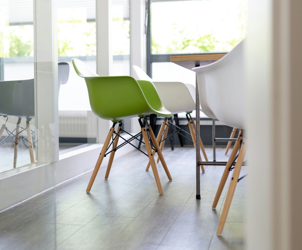 Grøn stol på kontor